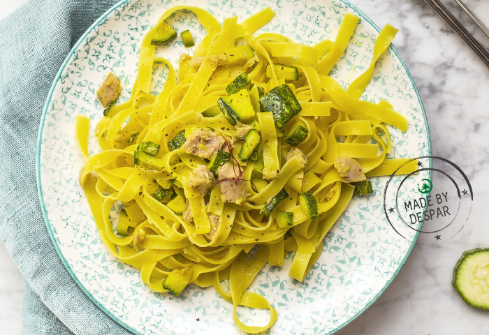 Tagliatelle con zucchine, tonno e zafferano