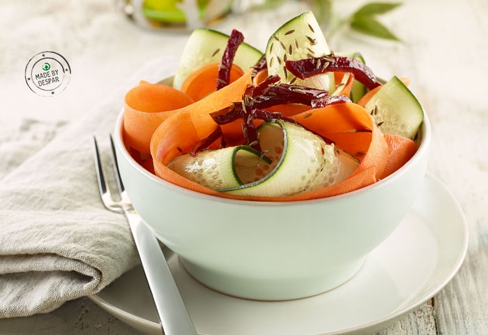 Tagliatelle di carota, barbabietola e cetriolo con olio al cumino