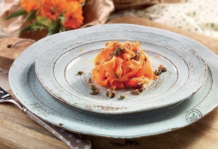 Tagliatelle di carote piccanti con alici e capperi