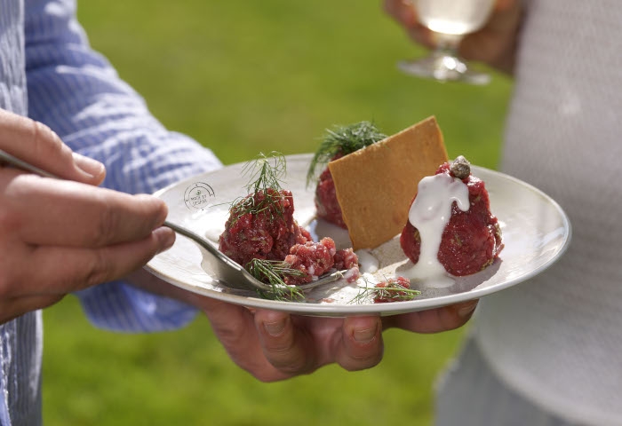Tartare di manzo con capperi, aneto e Asiago
