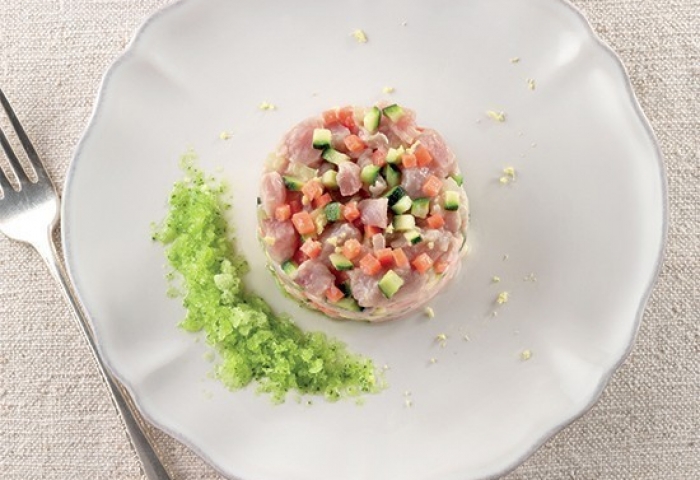 Tartare di ricciola allo zenzero con granatina al cetriolo