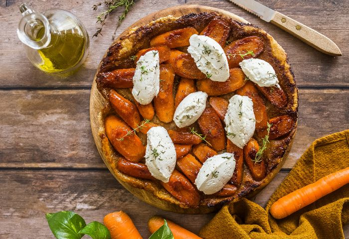 Tarte tatin di carote glassate con caprino e timo