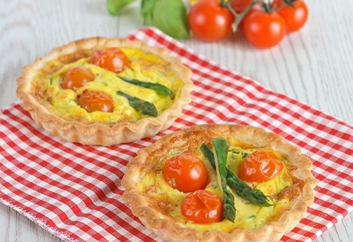 Tartellette con asparagi e pomodorini