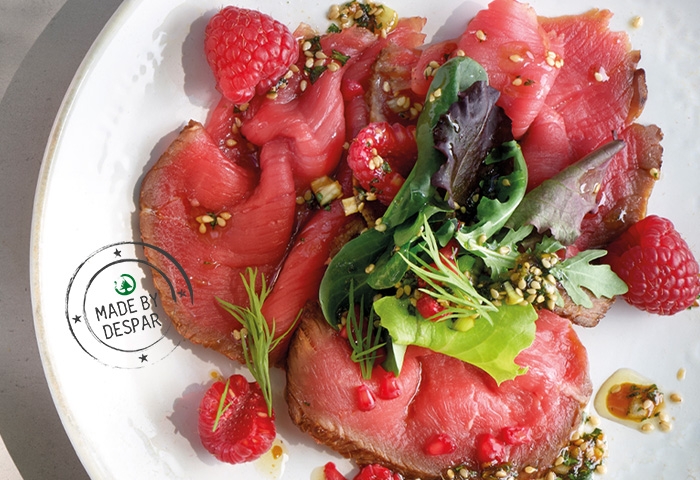 Tataki di manzo marinato alla soia, misticanza, pesto “orientale” e lamponi