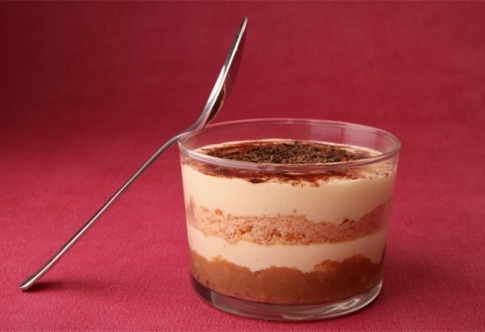 Tiramisù di frutta e biscotti all'olio