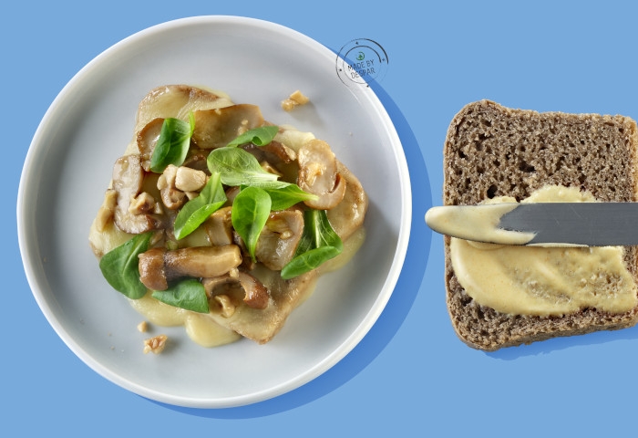 Toast con brie, porcini, nocciole e maionese alla curcuma