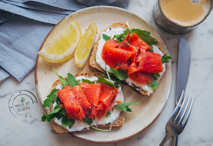 Toast con formaggio spalmabile e salmone