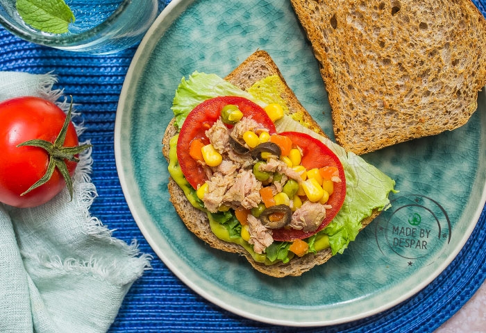 Toast con tonno, pomodori, salsa yogurt e avocado