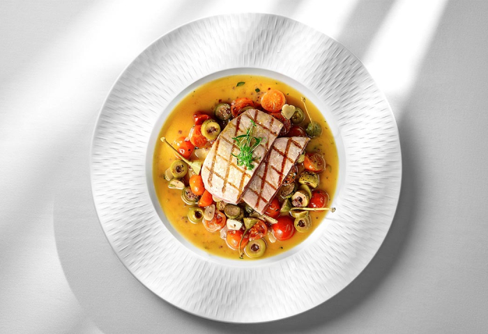 Tonno scottato con pomodorini confit, olive e capperi
