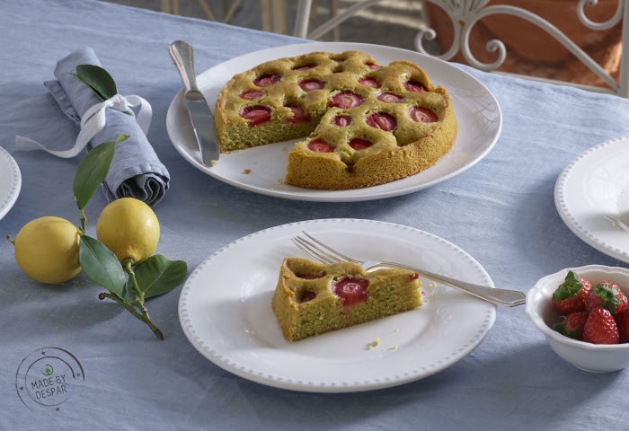 Torta di fragole, pistacchi al profumo di lime