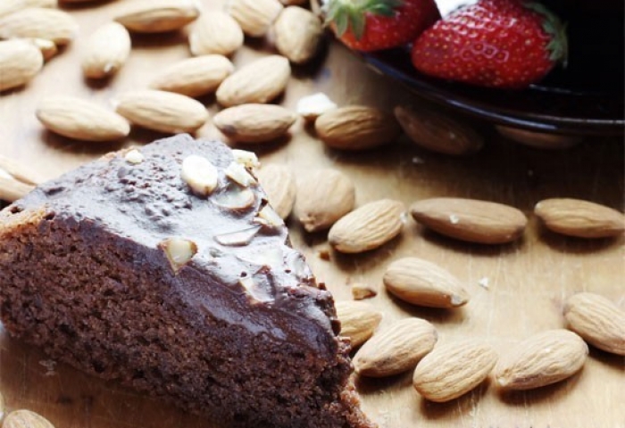 Torta di mandorle,  cacao e cannella  con fragole fresche