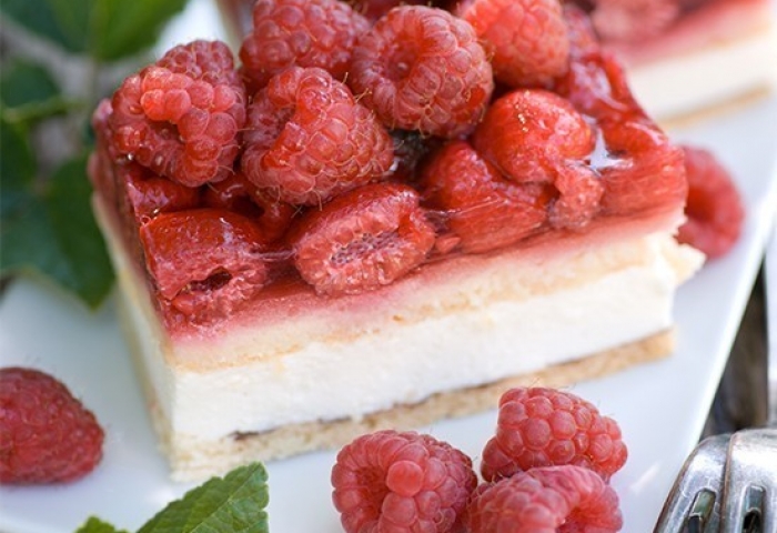 Torta di ricotta con fragole e lamponi