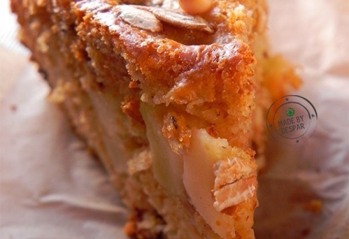 Torta per il brunch con mele, pinoli e fiocchi d’avena