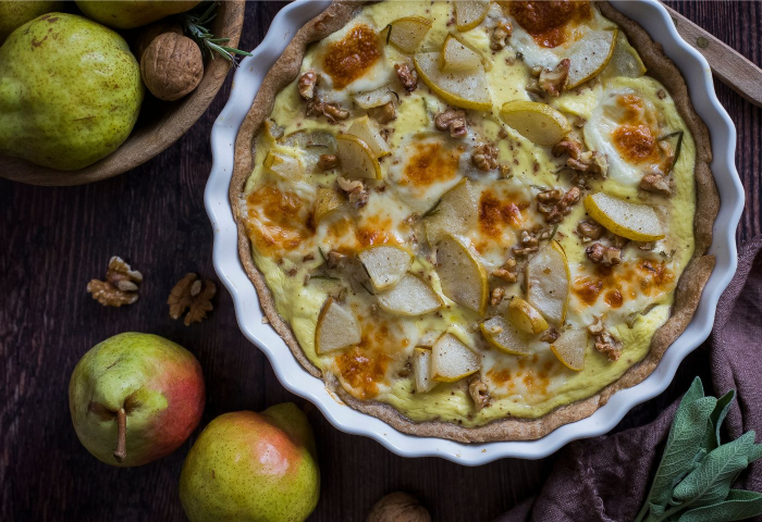 Torta salata con pere, taleggio e noci