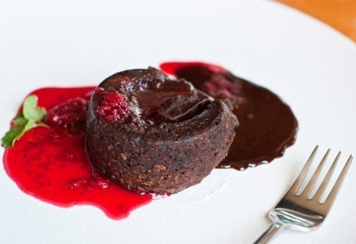 Tortino al cacao  con coulis di melagrana