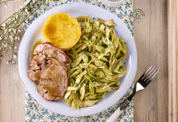 Tortino di mais, porchetta d’agnello agli aromi e carciofi in insalata