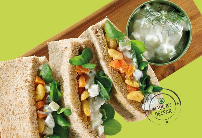 Tramezzini con carote e cannellini con salsa tzatziki
