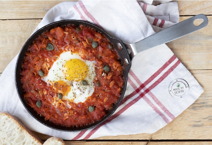 Uova al tegamino con tonno, pomodoro e capperi