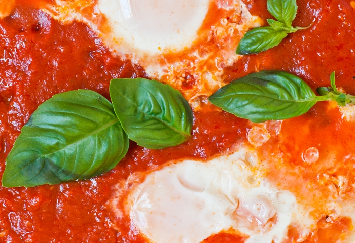 Uova rosse al pomodoro
