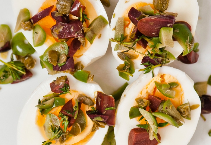 Uova sode con olive, capperi e limone