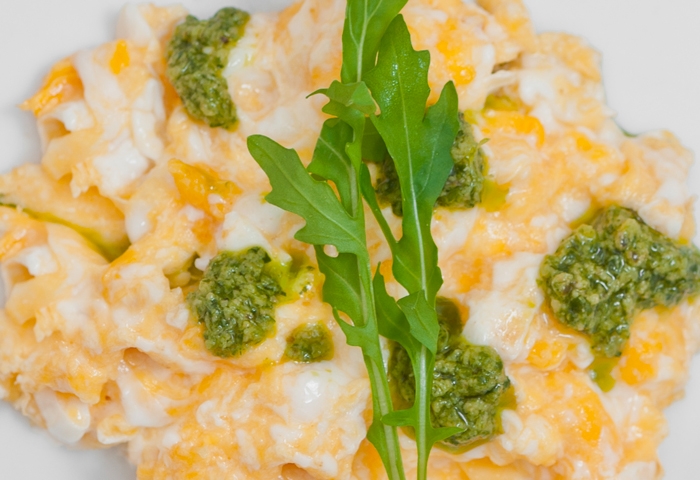 Uova strapazzate con rucola e mandorle