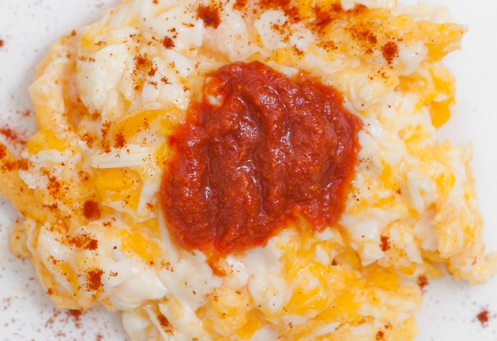 Uova strapazzate con salsa piccante