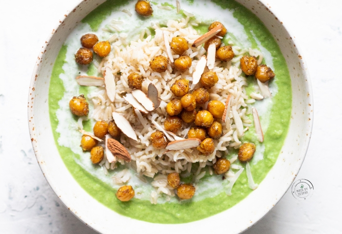 Vellutata di broccoli e latte di cocco, ceci croccanti al curry, riso basmati al lime e mandorle