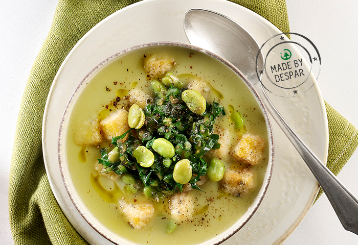 Vellutata di fave con cicoria scoppiettata e crostini di mais