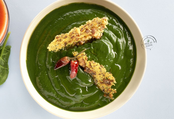 Vellutata piccante di spinaci con chips di noci e Parmigiano
