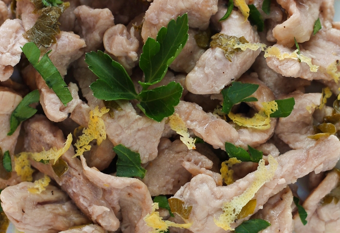 Vitello al cartoccio marinati al prezzemolo, limone e aglio