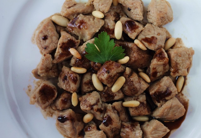 Vitello con pinoli e aceto balsamico