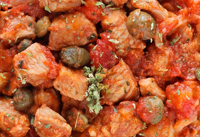Vitello con pomodoro, capperi e origano