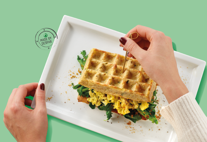 Waffle di patate con uovo strapazzato e cime di rapa alla paprica