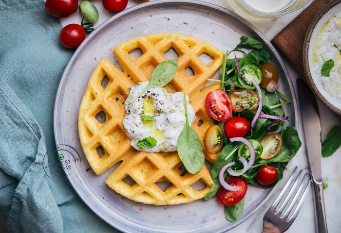 Waffles salati con tzatziki