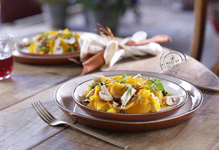 Zucca marinata, muesli croccante, funghi crudi e olio al rosmarino