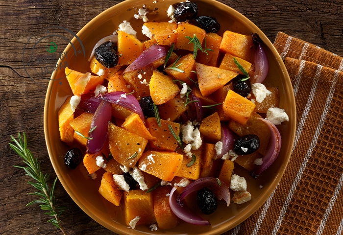 Zucca violina al forno con feta, cipolla rossa, olive nere e rosmarino