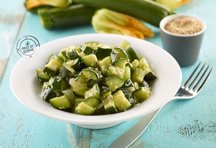 Zucchine al timo e semi di sesamo
