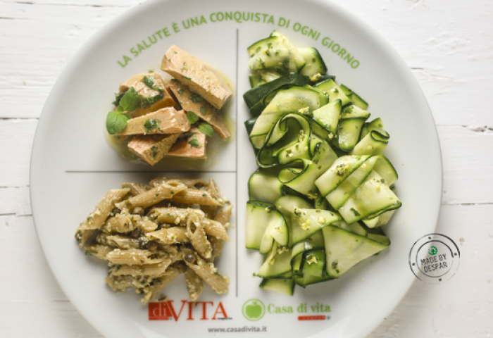 Zucchine marinate, tranci di tonno con vinaigrette, penne con mandorle e capperi