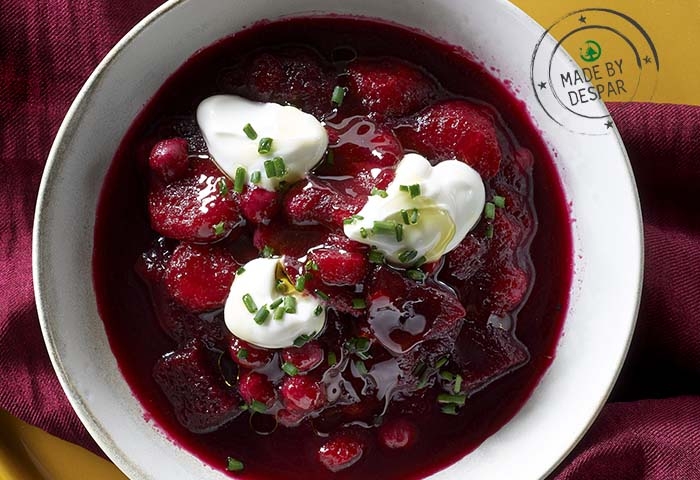Zuppa di barbabietole, mele e ceci con crostini all’aglio e yogurt greco