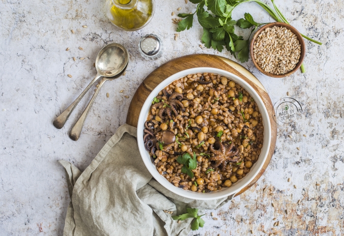 Zuppa di farro, ceci e moscardini
