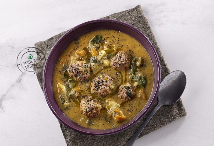 Zuppa di verdura con polpette di manzo speziate e semi di papavero