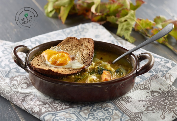 Zuppa di verdure ripassata al forno con uovo e crostone di pane
