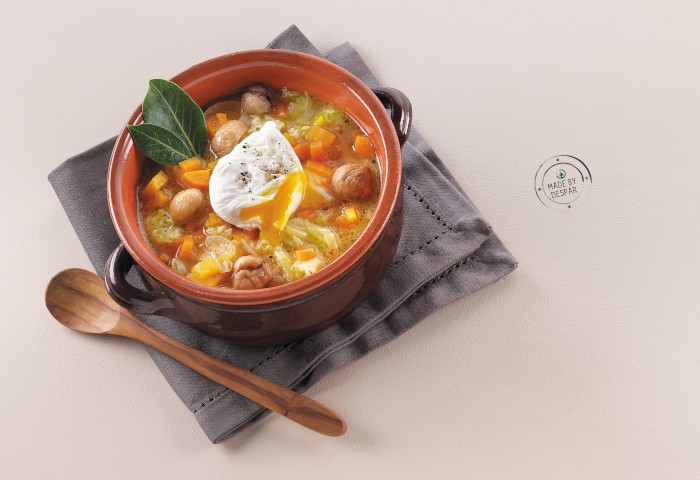 Zuppa di verza, zucca e castagne con uovo poché