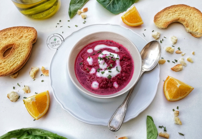 Zuppa fredda di barbabietola, arancia e yogurt