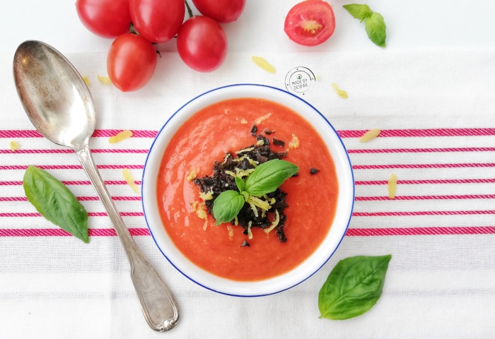 Zuppa fredda di pomodorini e tapenade di olive