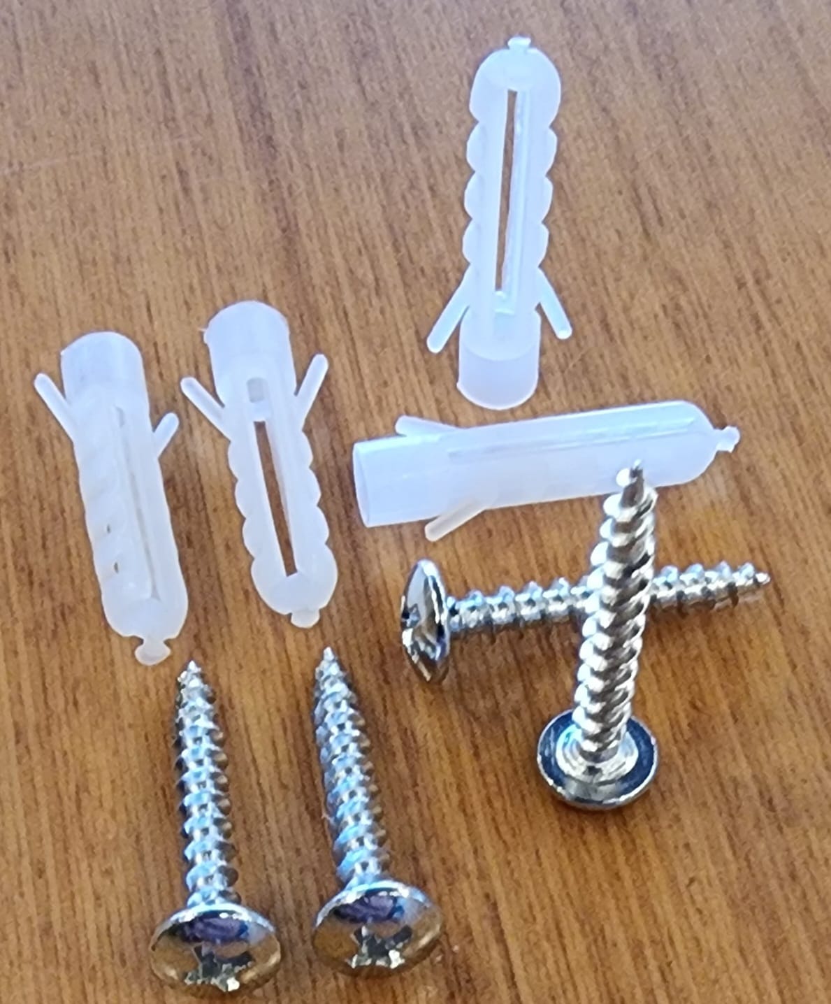 Dübel Plastik 5mm + Vida (4 Dübel + 4 Vida)