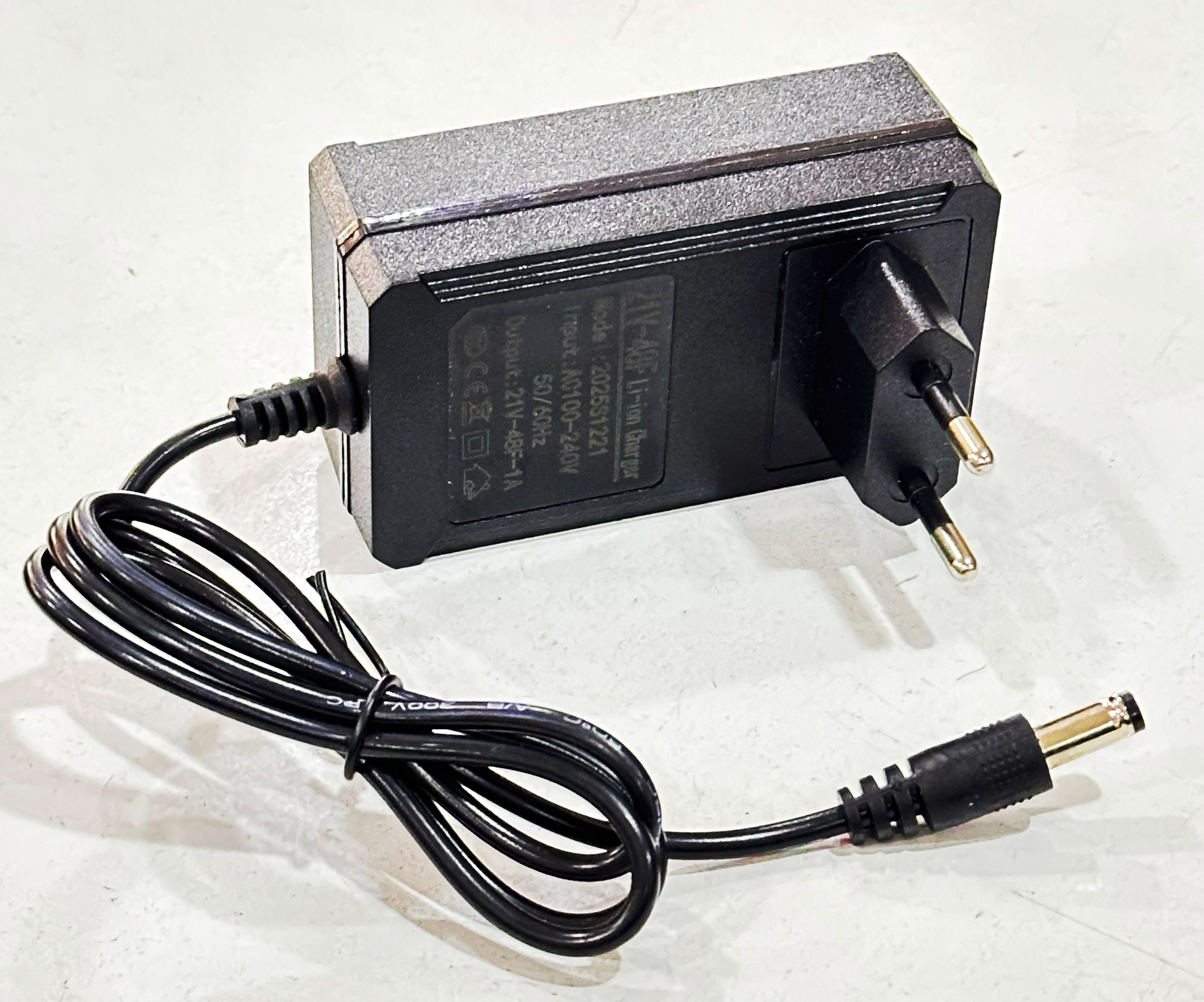 ŞARJ ALETİ 21V-48F 1 Ah li-ion