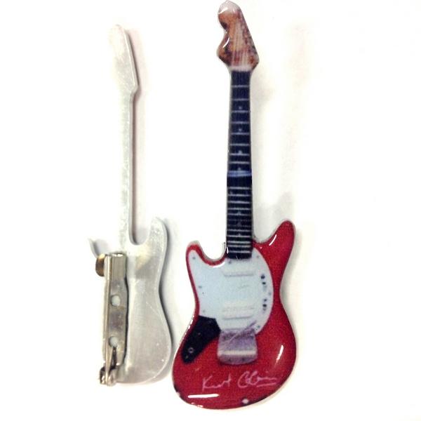 Paul McChartney Spilla a forma di chitarra in metallo The Beatles Paul McChartney Spilla a forma di chitarra in metallo The Beatles