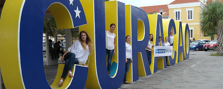 Klantenservice team bij logo Curacao