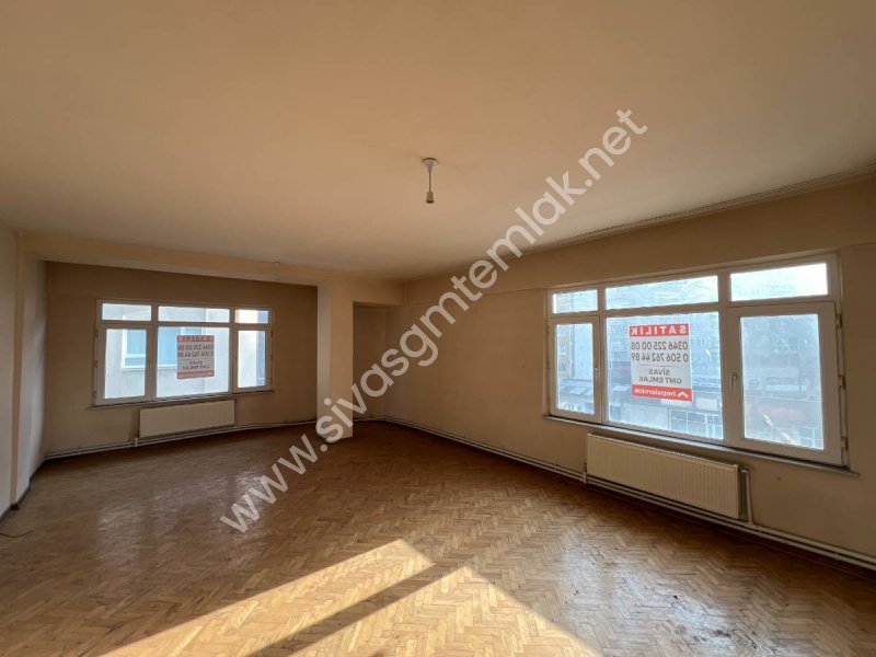 SİVAS GMT EMLAK'TAN ŞEHİR MERKEZİ FIRSAT KELEPİR UYGUN 2+1 DAİRE